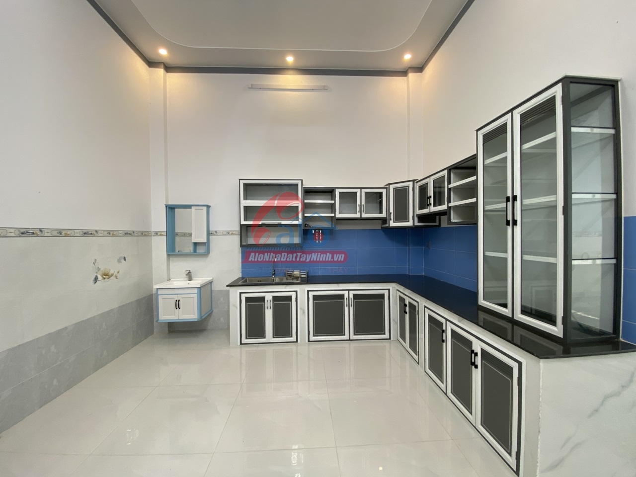 Bán nhà mới 100% với 3 phòng ngủ ngay chợ Cư Trú, phường Ninh Thạnh, Tây Ninh